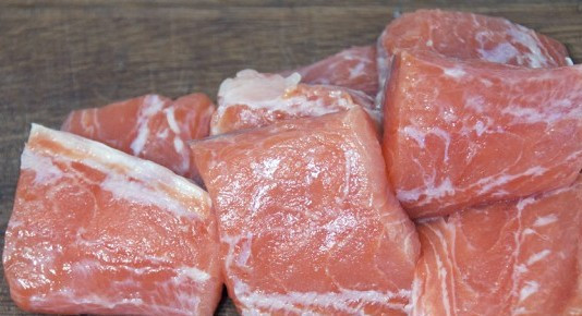 1. Этап. Молочная уха: 1. Для начала следует разобраться с рыбой. Я брала для молочной ухи в домашних условиях хвост горбуши.