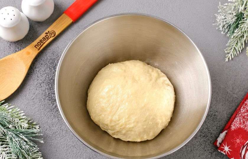 1. Этап. Мясной пирог Лапа тигра: Тесто должно быть пластичное, но слегка липнуть к рукам. Соберите его в шар, смажьте маслом, выложите в миску, накройте пищевой плёнкой и оставьте в тёплом месте примерно на 1,5 часа. Оно должно увеличиться в размере.