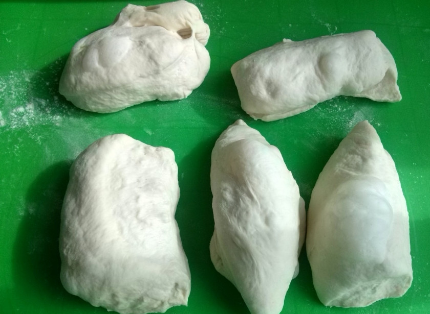 1. Этап. Багет классический: Стандарт классического багета: вес 200г., а длина 60см. Но для домашней духовки и ширины противня такая длина не подходит, поэтому ориентируемся на ширину своего противня. Я взвесила и поделила тесто на 5 равных частей.