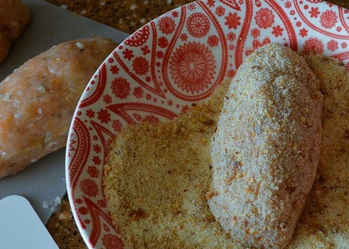 1. Этап. Рыбные котлеты с творожно-сливочной начинкой: Запанировать в сухарях.