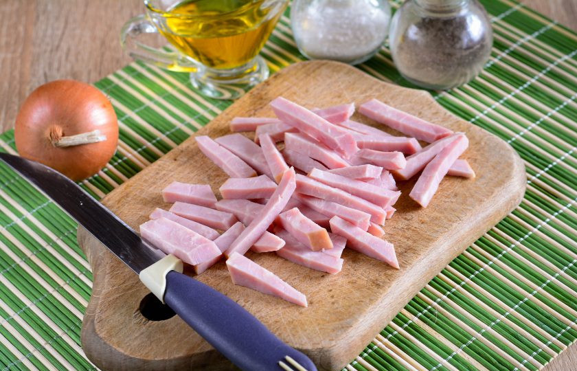 1. Этап. Жареная картошка с ветчиной: Ветчину нарежьте полосками.