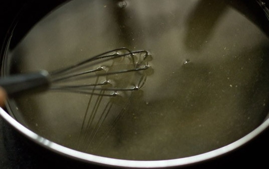 1. Этап. Шоколадно-вишневый торт: 3. Влейте воду и поставьте на огонь. Чуть прогрейте, чтобы сахар полностью растворился. Снимите с огня.