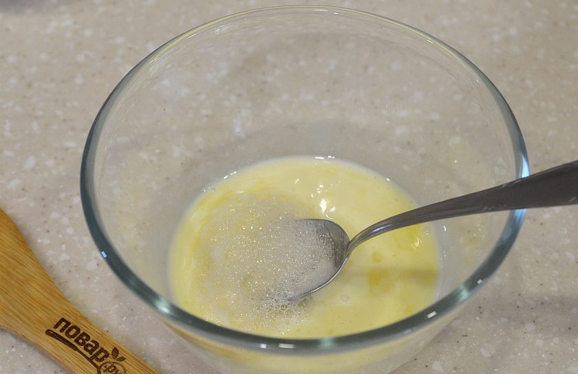 1. Этап. Шарики из сгущенки: 3. Добавьте гашеную уксусом соду.