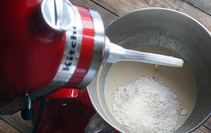 1. Этап. Торт с грушевым кремом: Чередуя с йогуртом и продолжая взбивать массу, введите сухие ингредиенты.