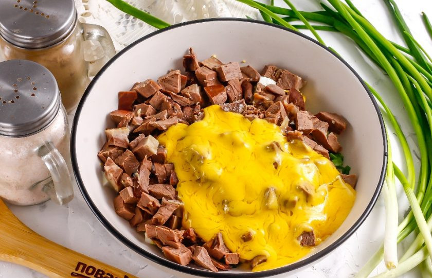 1. Этап. Салат из свиного сердца: Выложите майонез или сметану любой жирности, аккуратно перемешайте.