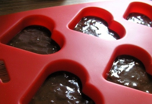 1. Этап. Шоколадно-клубничные кофейные кексы или Торт: Заполните формочки для кексов или форму для торта диаметром 22-26 см.