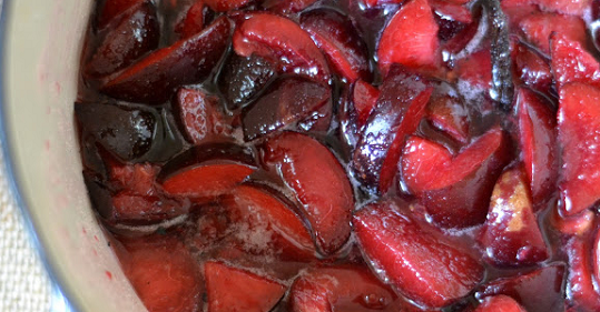 1. Этап. Сливовое варенье пятиминутка: 2. Засыпаем сливы в кастрюлю, добавляем лимон и сахар. Оставляем на 30-50 минут, чтобы сливы пустили сок. Ставим на огонь и доводим до кипения. Варим на слабом огне около 10 минут, постоянно помешивая (чтобы не пригорел сахар) и снимаем пену.