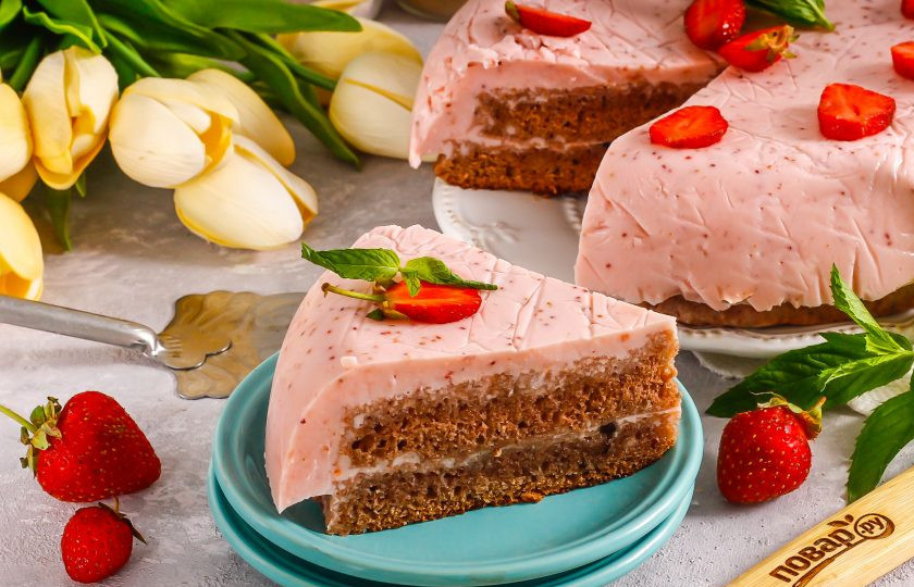 1. Этап. Шоколадный торт с клубничным муссом: При подаче нарежьте торт на порционные кусочки.