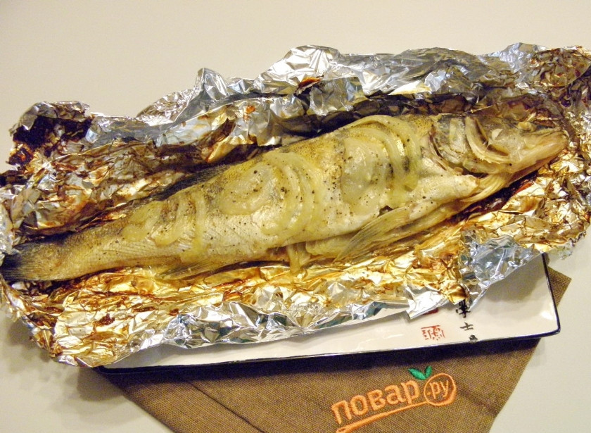 1. Этап. Судак в духовке, запеченный в фольге: Готовую рыбку осторожно переместите на блюдо и украсьте по вкусу. Приятного аппетита!