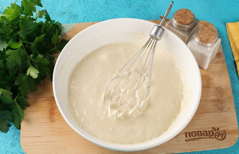 1. Этап. Заливной пирог на кефире и майонезе: Перемешайте всё до однородного состояния. Тесто готово.