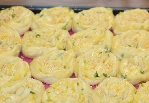 1. Этап. Слоеные пирожки с луком и картошкой: 18. Затем смазать слойки молоком или желтком, и выпекать в разогретой до 180 градусов духовке, 25 - 30 минут. Удачной Вам выпечки! P.S. Вот такое тесто, можно долго сохранять в морозилке и использовать для пирогов, булочек..., а формовку можно любую. На видео видно, какой слоистый и хрустящий пирожок.