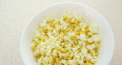 1. Этап. Салат с мясом краба: 3. Яйца отвариваем, после чего чистим и нарезаем мелким кубиком или измельчаем на крупной терке, выкладываем следующим слоем.