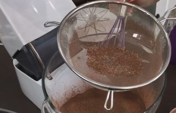 1. Этап. Очень простой шоколадный торт на раз, два, три: 1. Просейте муку вместе с сахаром, какао, солью и содой. Все комочки, который остались в сите, удалите.