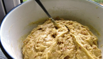 1. Этап. Торт Кутузов: 2. К полученной смеси добавляем соду, гашенную лимонным соком, ванилин и муку, перемешиваем до однородной массы. Добавляем измельченные орехи и снова перемешиваем. Тесто должно получиться мягким и пышным, похожим на густую сметану.