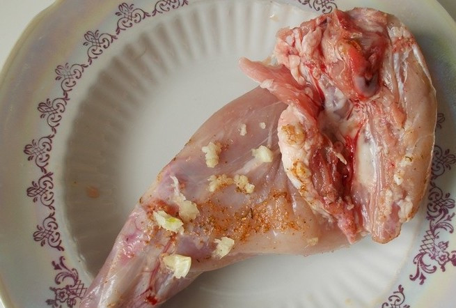 1. Этап. Кролик в фольге в духовке: Итак, для начала мы снимаем с ножки кожу, промываем мясо под проточной водой и вытираем его насухо. Теперь посыпаем ножку солью, специями и натираем пропущенным через пресс чесноком, оставляем крольчатину мариноваться на 2-3 часа.