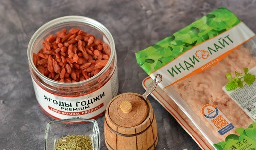 1. Этап. Рулет из индейки с ягодами годжи: Подготовьте все необходимые продукты для приготовления рулета из фарша индейки с ягодами годжи. Мелиссу вы можете заменить на свежую мяту, но у мяты более резкий аромат, мелисса поделикатней. Или просто возьмите зелень на свой вкус.