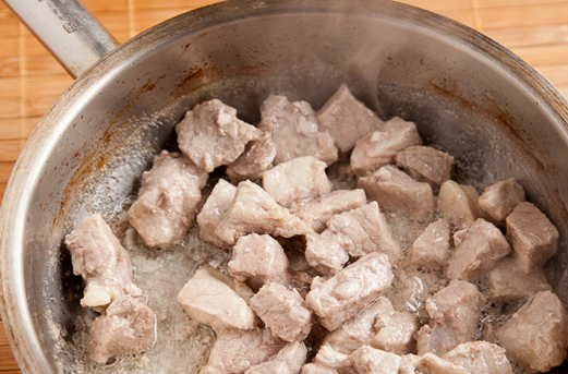 1. Этап. Тыква, фаршированная мясом: Свинину порежьте кубиками и обжарьте на сковороде до готовности.