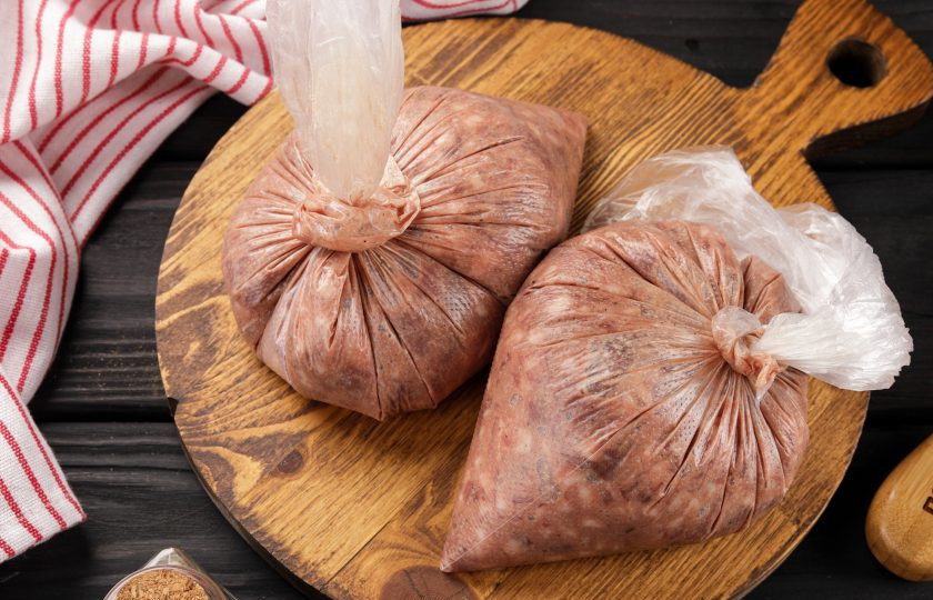 1. Этап. Сальтисон из свиной печени: Возьмите обычный полиэтиленовый пакет и выложите в него массу. Можно разделить для удобства на два пакета, можно на один. Выпустите из пакета весь воздух и крепко завяжите.