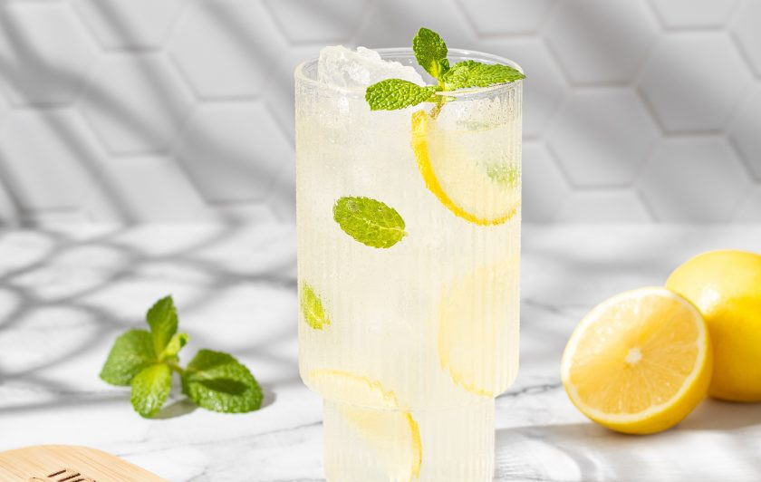 1. Этап. Классический лимонад: Перед подачей процедите. Добавьте лед и пару ломтиков лимона. Классический лимонад готов!