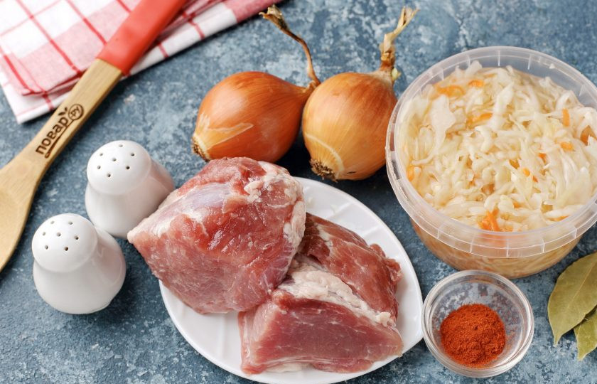 1. Этап. Мясо с квашеной капустой по-немецки: Подготовьте все ингредиенты.