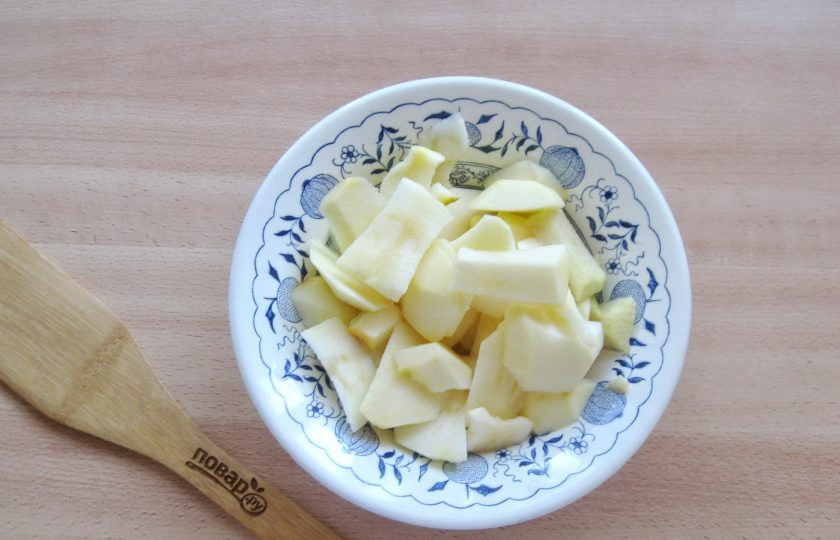 1. Этап. Яблочный курд: Яблоки помойте, очистите, удалите сердцевину. Нарежьте произвольно и полейте лимонным соком, чтобы они не потемнели.