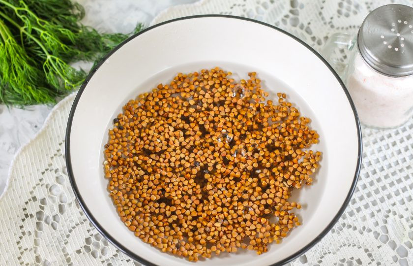 1. Этап. Гречневый суп для ребенка 1 года: Гречневую крупу переберите, всыпьте в глубокую емкость и промойте, залив холодной водой.