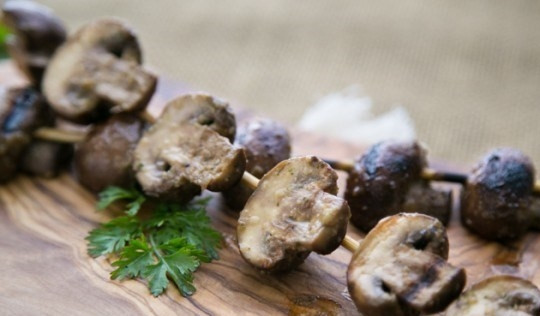 1. Этап. Шампиньоны на шпажках: Приятного аппетита!