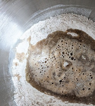 1. Этап. Полбяной хлеб с квасом: Влить в муку воду и заваренный квас, добавить мёд, соль и дрожжи.