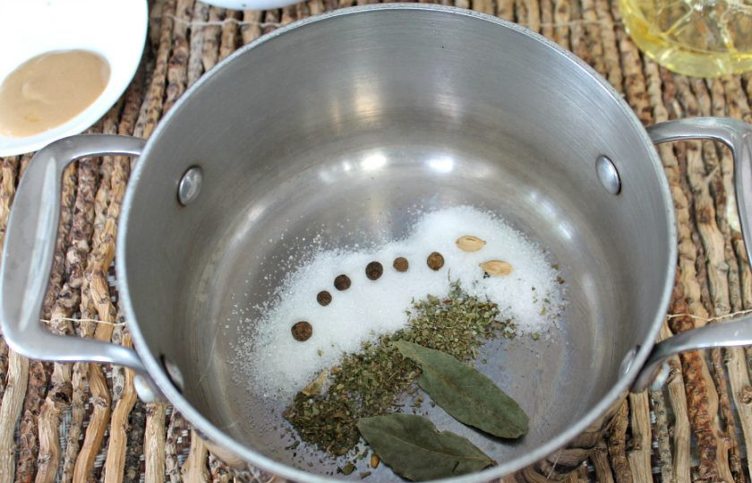 1. Этап. Маринованный виноград с горчицей: Далее, кладем лавровый лист, душистый перец и кардамон.