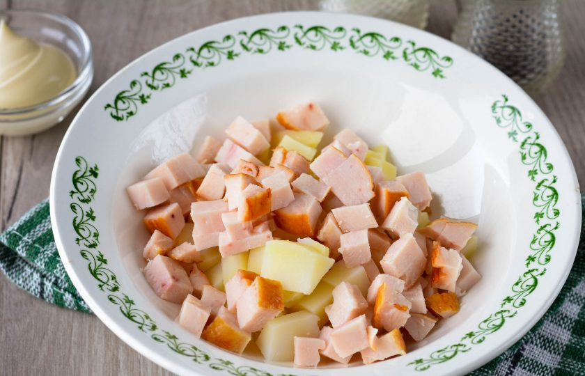 1. Этап. Салат с карбонатом: Добавьте к картошке нарезанный кубиками карбонат.