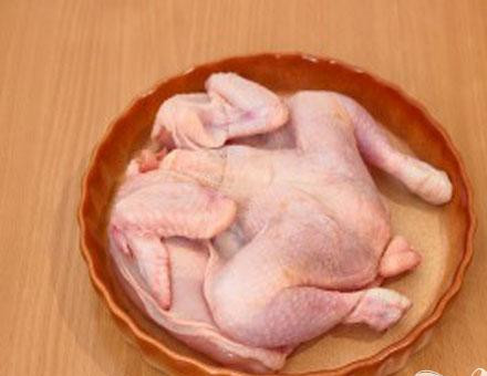 1. Этап. Цыпленок, запеченный под кремом из Филадельфии, тимьяна, перца и чеснока: 4. Промываем цыпленка и острым ножом разрезаем его по грудке.