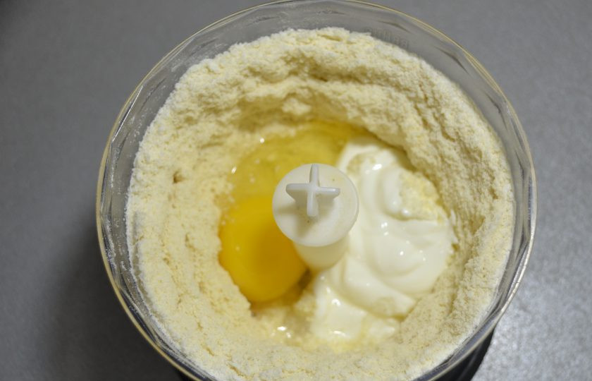 1. Этап. Пирог с зеленым луком и творогом: Вбейте яйцо, положите сметану и влейте столовую ложку ледяной воды.
