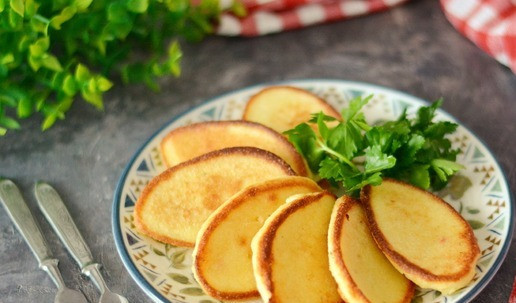 1. Этап. Оладьи из картофельного пюре с манкой: Хороши такие оладьи горячими, с пылу-с жару, да со сметанкой...