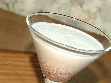 1. Этап. Коктейль с бренди: 8. Готовый коктейль подаем друзьям.