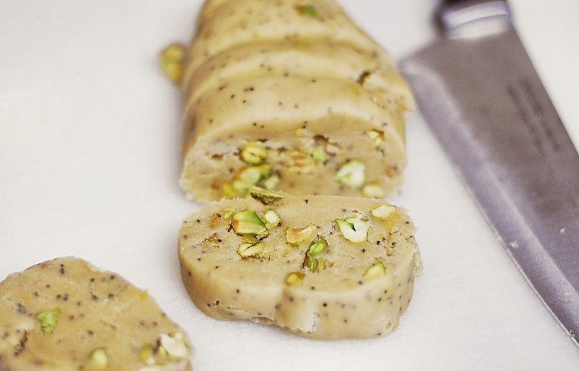 1. Этап. Печенье с фисташками и лимоном: 4. Затем скатайте из теста колбаску и нарежьте ее кружочками.