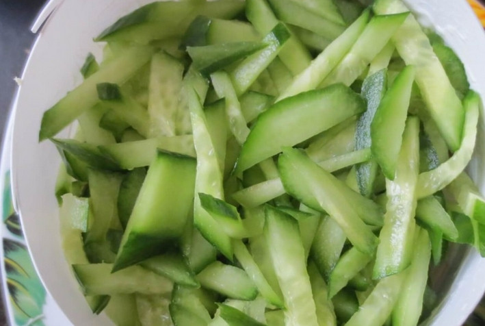 1. Этап. Салат из курицы с корейской морковью: Сверху кладем огурцы и снова промазываем майонезом.