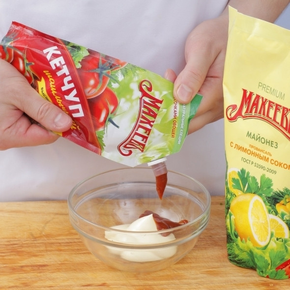 1. Этап. Кесадилья с курицей: Смешать майонез и кетчуп. Прогреваем лепешки тортильяс на сухой сковороде (по 20 секунд с каждой стороны), смазываем получившимся соусом, выкладываем начинку и осторожно сворачиваем лепешку пополам.