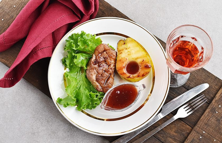 1. Этап. Утиные грудки под соусом: Дайте грудкам постоять после жарки 5 минут. Подавайте с запеченными грушами или яблоками, полив частью брусничного соуса. Остатки соуса подайте отдельно.