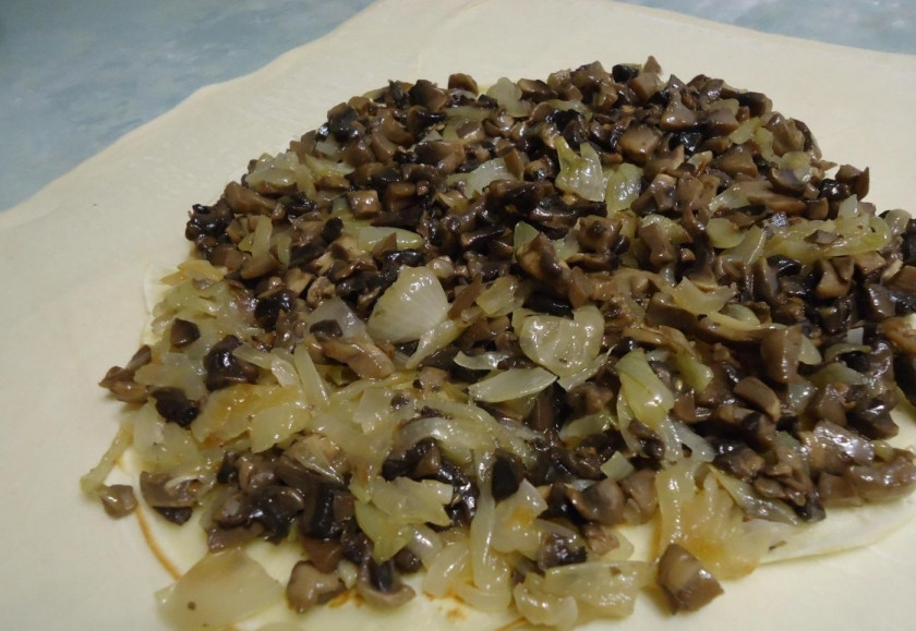 1. Этап. Курник из бездрожжевого теста: 13. Пласт слоеного теста раскатываю, выкладываю блинчик, а на него — грибную начинку.