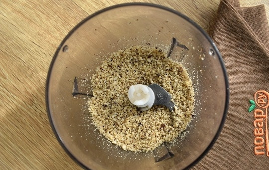 1. Этап. Элайче Гаджа: Орехи (у меня грецкие и фундук) обжарьте на сухой сковороде в течение 4-5 минут, очистите и измельчите в крошку в блендере.