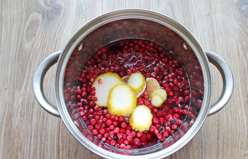 1. Этап. Брусничный глинтвейн: В кастрюлю налейте воду, добавьте ягоды брусники. Лимон порежьте вместе с цедрой, удаляя семечки. Выложите в кастрюлю с брусникой.