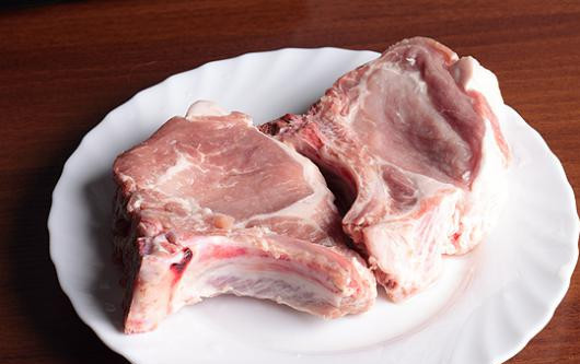 1. Этап. Свиная котлета на ребрышке: 1. Итак, мясо разморозим, промоем, обсушим, и чуть отобьем мягкую часть, чтобы готовое блюдо было мягче. Натираем солью и перцем.