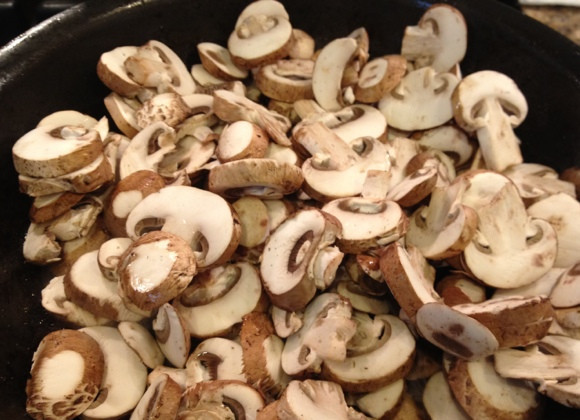 1. Этап. Печень с грибами: 9. Грибы вымыть, обсушить и нарезать тонкими ломтиками. Выложить на сковороду и обжарить до готовности, поперчив и посолив по вкусу. Вот и весь простой рецепт печени с грибами. Блюдо можно подать с гарниром или дополнив соусом.