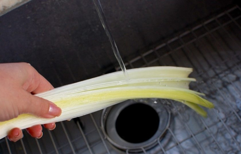 1. Этап. Картофельно-луковый суп: 2. Тщательно промойте лук-порей под проточной водой.