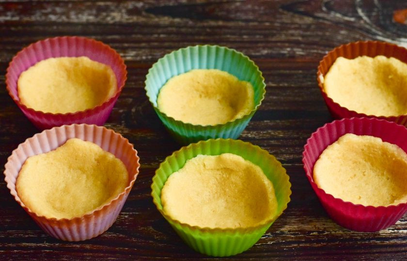 1. Этап. Тарталетки с бананом: Сформируйте тарталетки. Удобнее использовать силиконовые формочки.