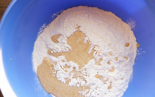 1. Этап. Печенье легкое: 5. Муку просеять с разрыхлителем и можно добавить щепотку корицы. Соединить обе массы.