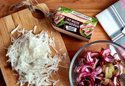 1. Этап. Салат из колбасы и редьки: Туда же отправляем лук маринованный и огурец, порезанный тоже небольшой 