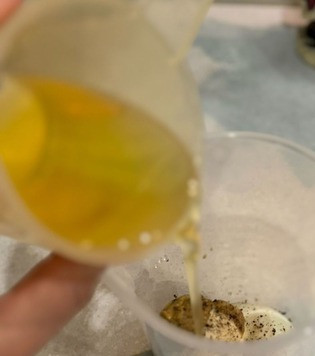 1. Этап. Полезный майонез из варёных яиц: Добавить оливковое масло ( в 2-3 этапа в процессе блендерения)