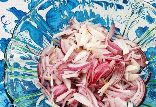 1. Этап. Постный салат Алый: Нарезать красный лук четвертькольцами.