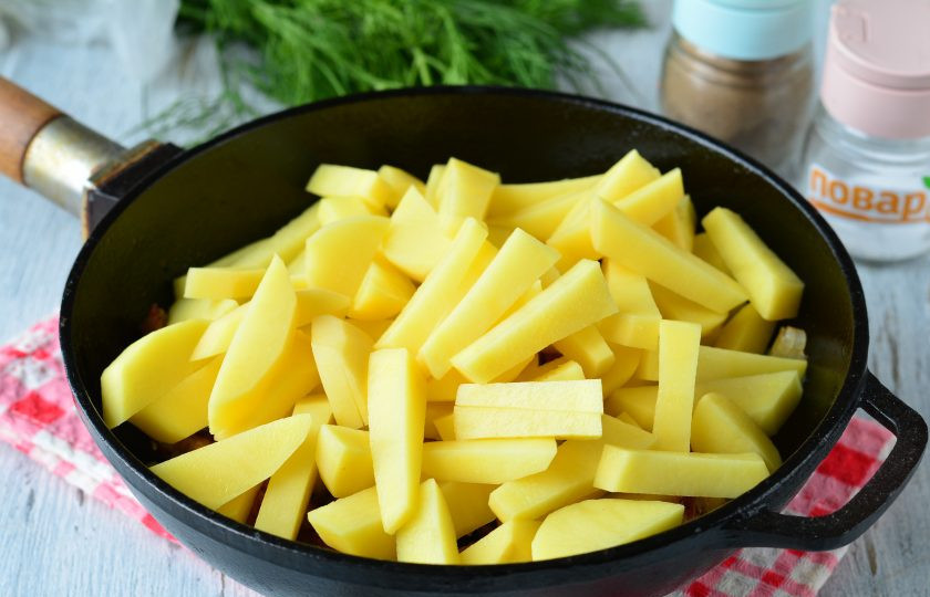 1. Этап. Жареная картошка с грудинкой: Всыпьте картошку в сковороду.